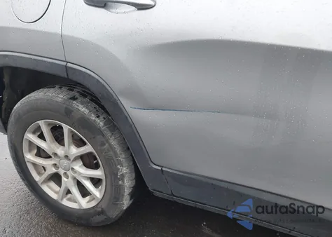 2015 Jeep Cherokee Latitude z USA, uszkodzony, nr VIN 1C4PJMCS9FW659314